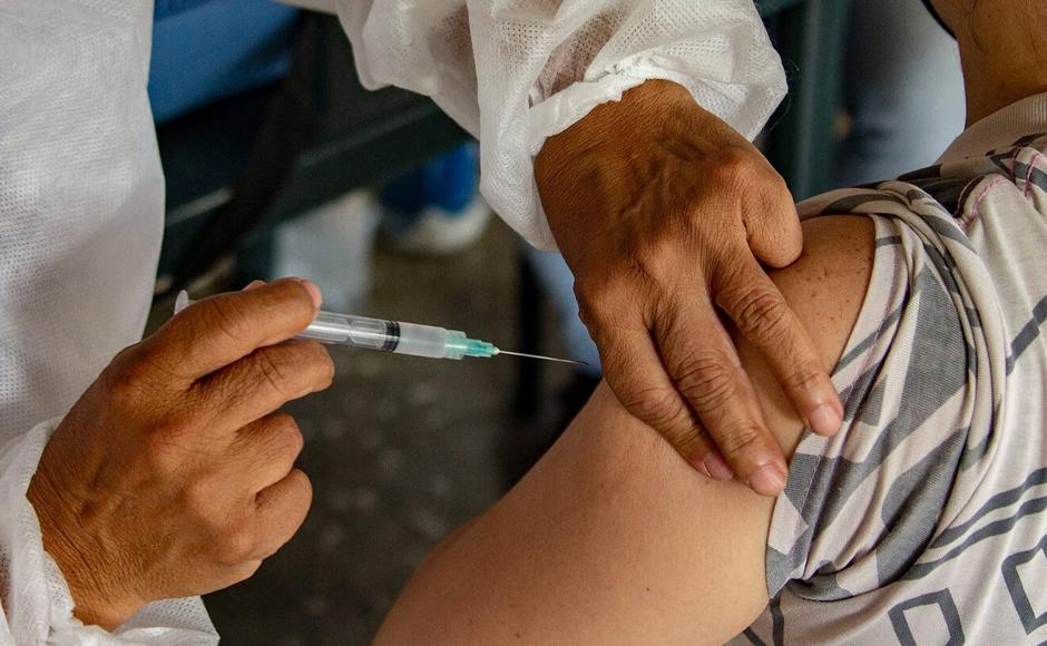 Esquema de dosis de refuerzo anticovid a población de mayor riesgo