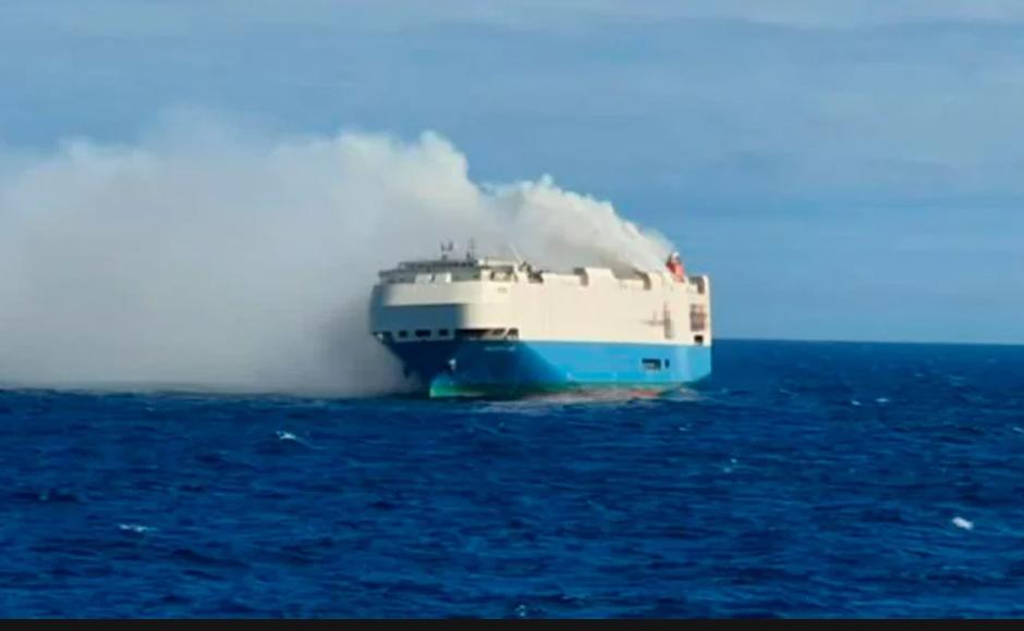 Barco se incendia con vehículos de lujo y está a la deriva