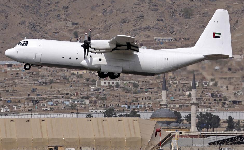 Las “últimas mujeres” vuelven al trabajo en el aeropuerto de Kabul, pese al miedo