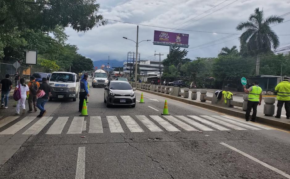 Los policías municipales están permanentemente en esa zona para ayudar a las personas a cruzar el bulevar.