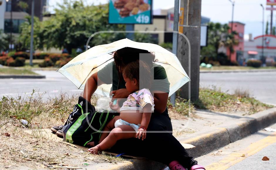 Es importante que Salud Pública realice supervisiones en estas calles y avenidas cuando se den estas altas temperaturas por las personas que pasan en las vías mendigando.