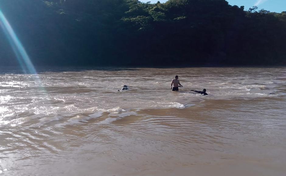 Equipos de búsqueda y rescate trabajaron en la ubicación de los agentes.