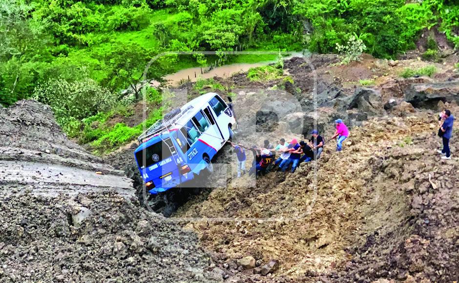 El conductor del bus y los pasajeros se salvaron ayer de milagro.