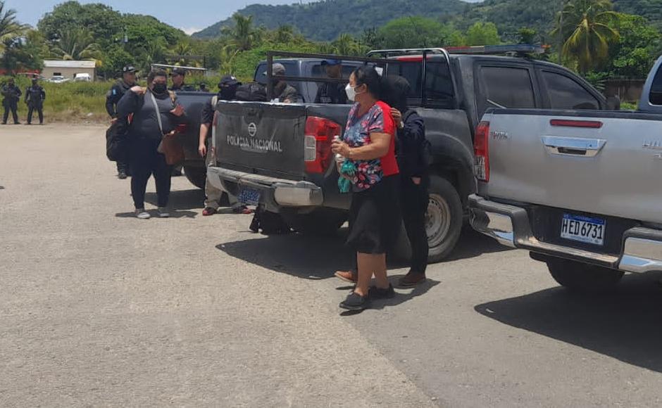 Herlinda Bobadilla siendo desplazada hasta un helicóptero para ser llevada hacia Tegucigalpa.