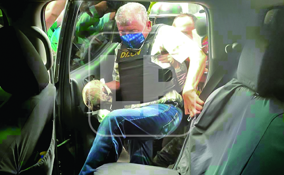 A la 1:18 pm, los agentes sacaron al alcalde Roosevelt Avilez de la casa en El Limonar.