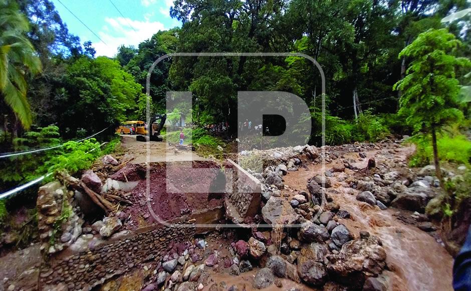 $!La quebrada La Chorrera formó un dique y rompió una de las aproximaciones de la caja puente que une a Gualala con al menos cuatro municipios.