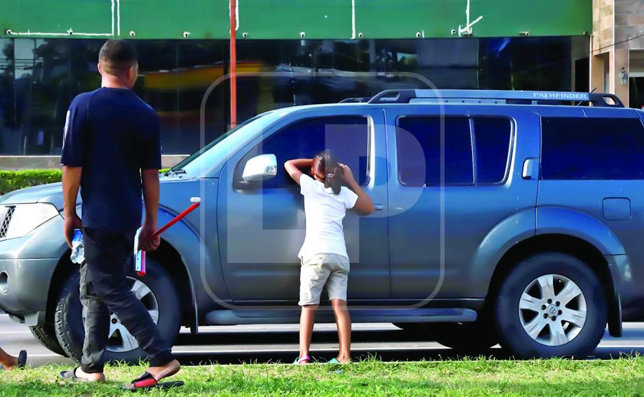 $!Desde pequeños muchos niños se ven obligados a trabajar en las calles para ayudar en el sostén de la familia. Foto: Franklin Muñoz