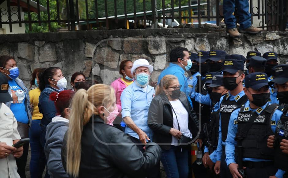 Militantes del Partido Nacional se apersonaron a la Corte para respaldar a Juan Orlando Hernández.