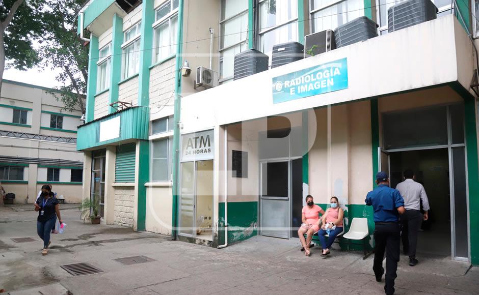 La unidad de radiología e imagen está junto al edificio administrativo, atrás de hemodiálisis.