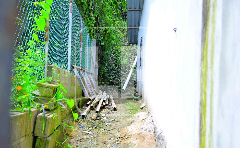 Este pasillo va hacia la parte de atrás donde hallaron a la niña muerta.