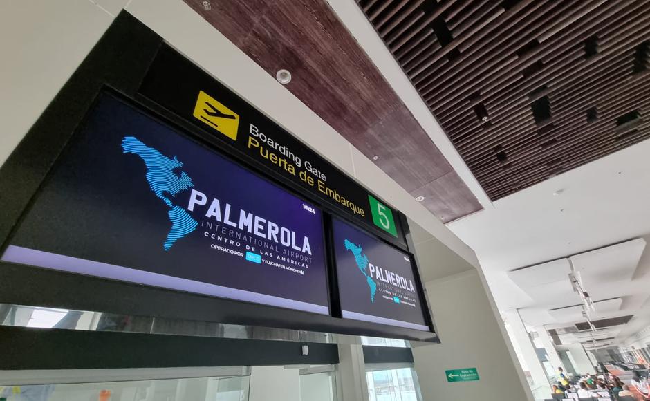 El aeropuerto cuenta con 13 puertas de embarque, divididas en siete mangas y 6 puestos remotos.