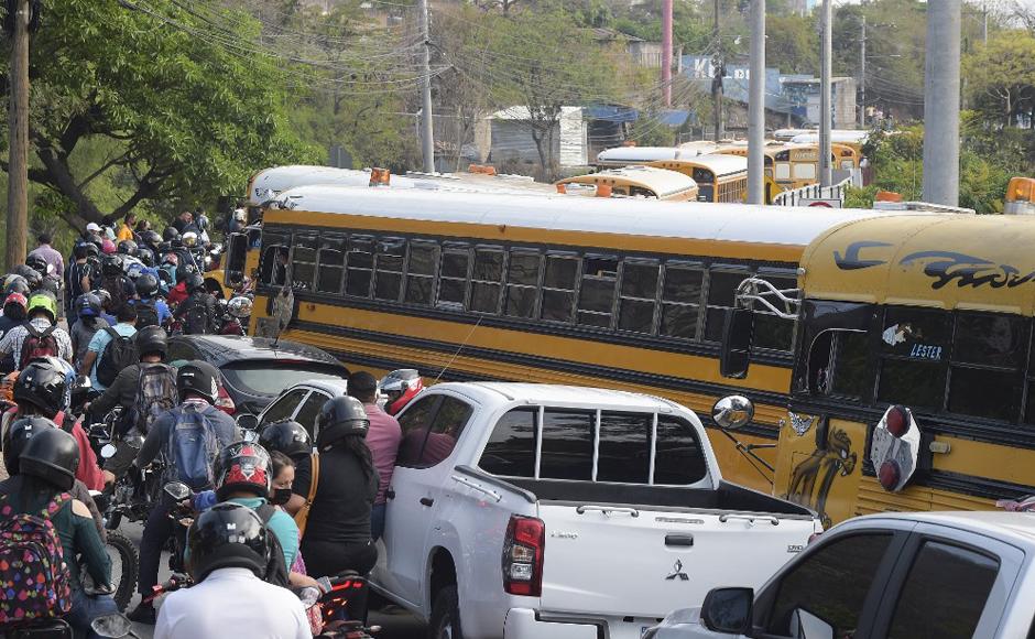Autobuses fueron colocados entre las carreteras para evitar el paso vehicular.