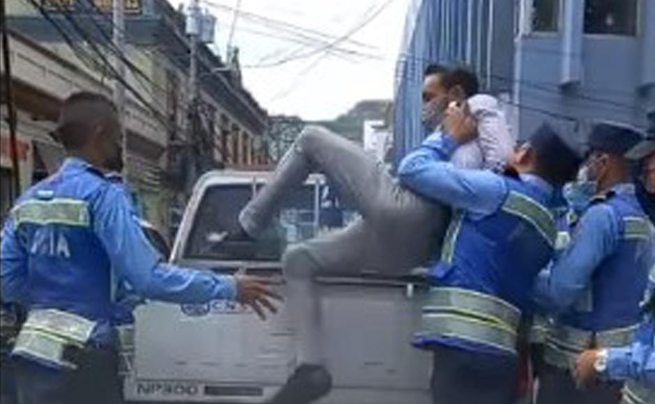 VIDEO: Periodista hondureño es agredido por policías en Tegucigalpa