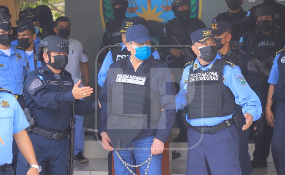 Juan Orlando Hernández siendo presentado por las autoridades policiales en el predio de Los Cobras.