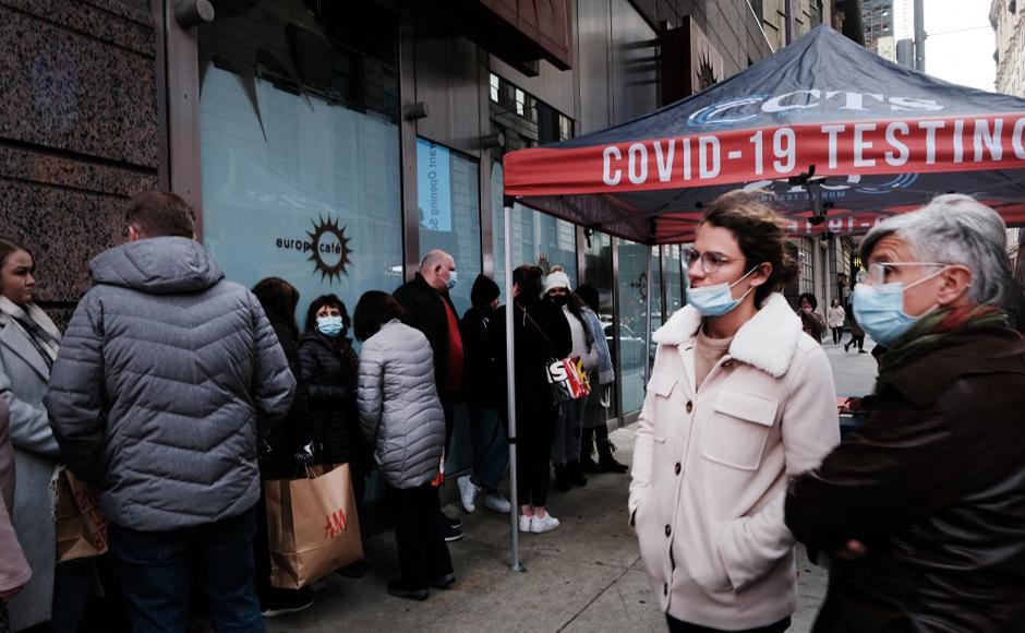Con la cepa ómicron recién descubierta, los funcionarios de Salud están instando a las personas a vacunarse.