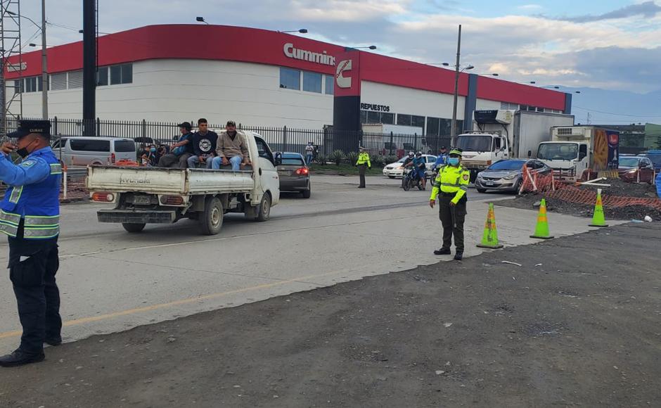 Agentes de tránsito y policías municipales instalados durante operativo vehicular.