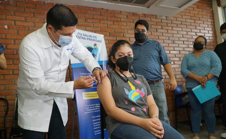 El objetivo central es garantizar la protección con dos dosis de la vacuna. A esta población, se estará notificando la fecha en la que se estará realizando la vacunación para cada uno de los grupos de edad.