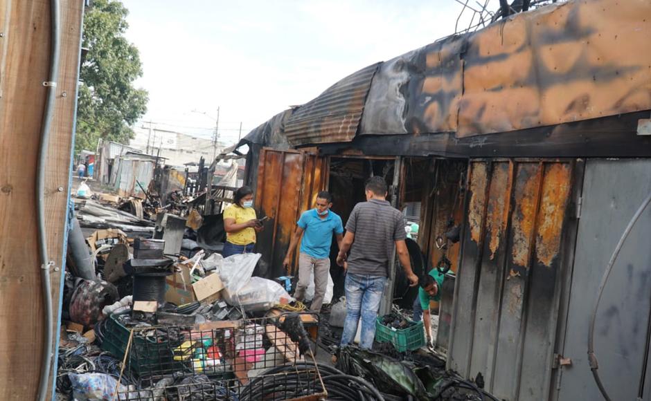 Los locatarios reaccionaron conmocionados al enterarse de las cuantiosas pérdidas.