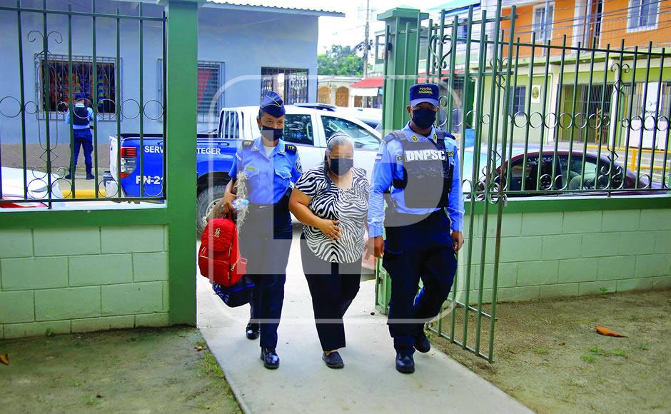 Mirna Castillo, docente de la escuela Armando Gale, llegó ayer en la mañana al juzgado a la audiencia. Una vez finalizada quedó en libertad, compañeros docentes la acompañaron en el proceso. La escuela queda en la López Arellano. FOTO: MOISÉS VALENZUELA