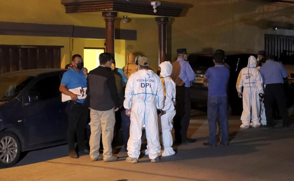 Especialistas en escena del crimen en las afueras de la vivienda donde se produjo el ataque criminal.