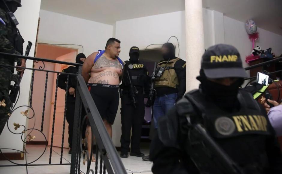 Momento en que agentes antimaras lo arrestaron junto a su esposa.