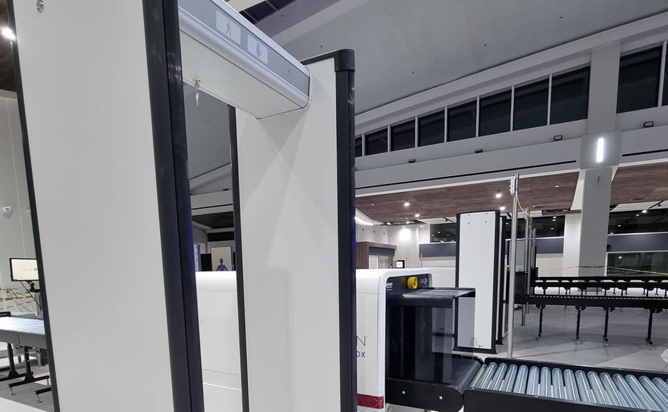 El área de migración para la salida de pasajeros, con equipo de última generación para una atención rápida y eficaz.