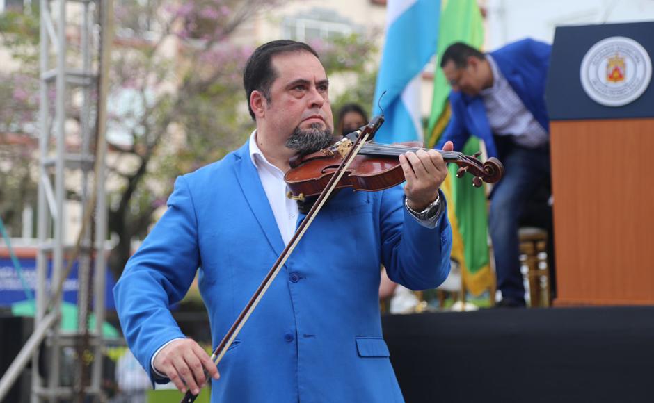 Presentación artística del violinista Ángel Ríos.