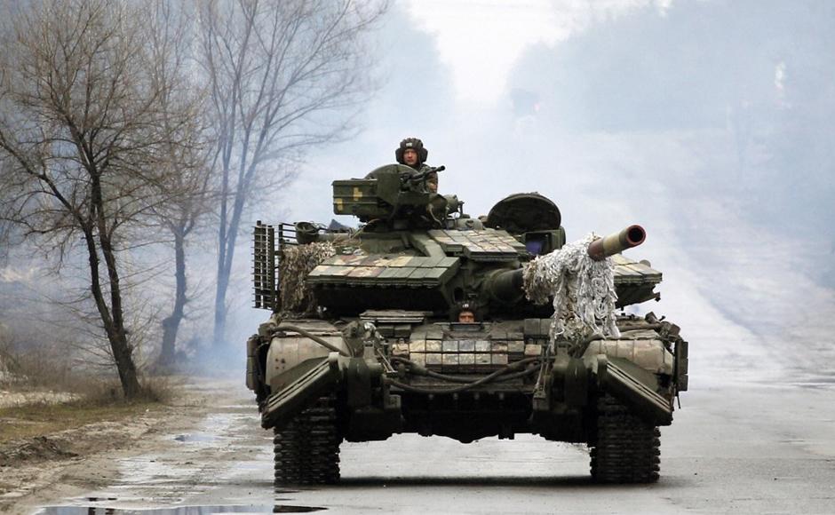 Las fuerzas ucranianas combatieron a las tropas rusas en la capital Kiev, en el segundo día de un conflicto que se ha cobrado decenas de vidas.