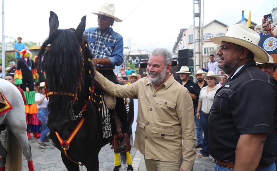 El alcalde Roberto Contreras acompañó la presentación hípica en los actos de lanzamiento de la Feria Juniana 2022.