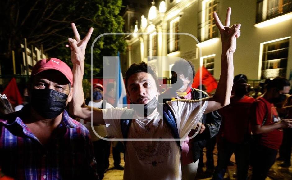 Simpatizantes de Xiomara Castro en vigilia desde los bajos del Congreso Nacional