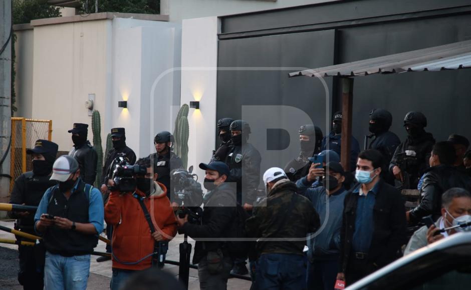 Más de 500 policías llegaron hasta las cercanías de la casa del exgobernante Juan Orlando Hernández en la capital.