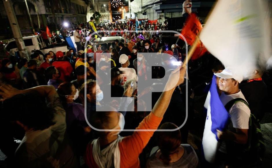 Simpatizantes de Xiomara Castro en vigilia desde los bajos del Congreso Nacional