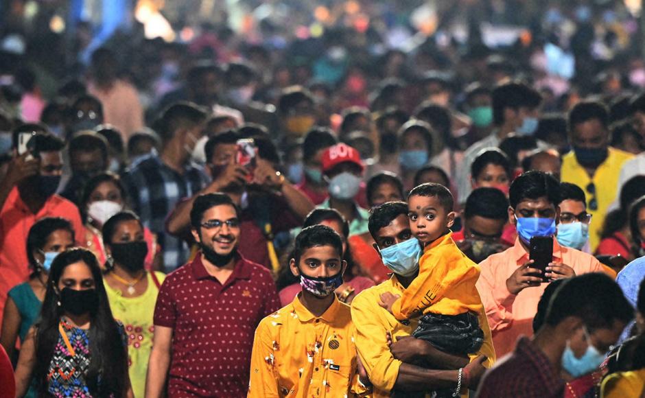 Multitudes regresan a festivales de India tras ola devastadora de covid-19