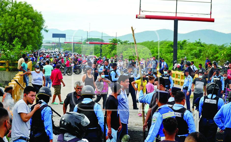 En el centro de La Lima, el sistema de drenaje está colapsado. En El Progreso y San Manuel aún tienen daños en viviendas.