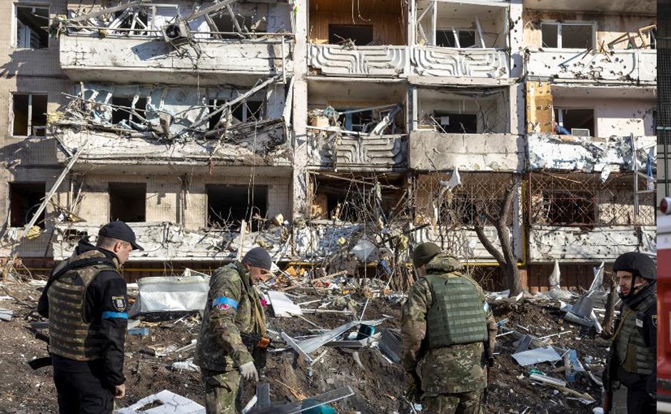 Soldados ucranianos inspeccionan los escombros de un edificio de apartamentos destruido en Kiev.