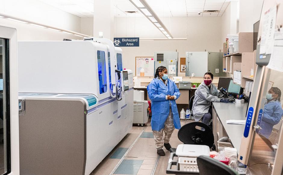 Biden mantiene cautela ante el covid mientras EEUU busca pasar la página de la pandemia