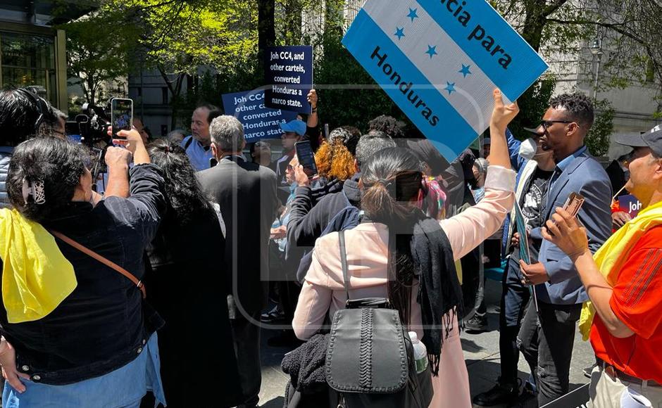 Varios hondureños llegaron hasta la Corte para protestar durante la audiencia de Juan Orlando Hernández.