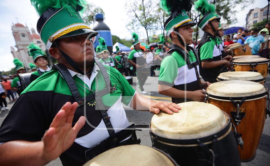 Las bandas de guerra y la marcial de los colegios sampedranos fueron muy aplaudidas y esperadas.