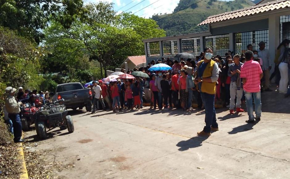 Pobladores de diferentes municipios de Comayagua acercándose para recibir el producto.