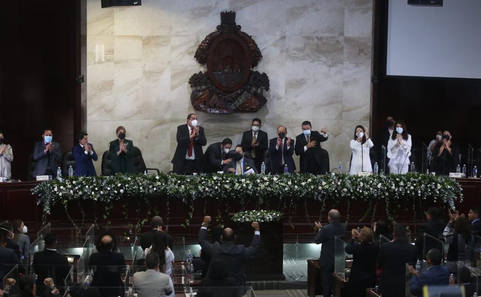 Momento en que instalaban la primera legislatura dentro del Congreso Nacional, presidida por Luis Redondo.