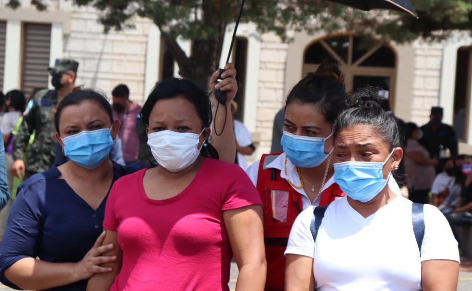 Familiares reaccionaron desconsolados al mirar los ataúdes donde yacían los cuerpos de sus seres queridos.