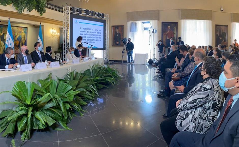 Rixi Moncada comentó que el Estado está obligado a acudir a los bancos para cumplir múltiples obligaciones que quedaron pendientes de la administración anterior.