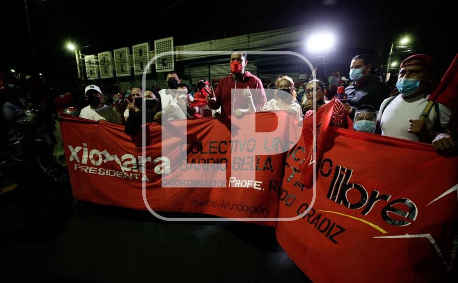 Simpatizantes de Xiomara Castro en vigilia desde los bajos del Congreso Nacional
