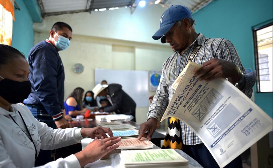 Jornada electoral colombiana avanza sin incidentes y con falla informática