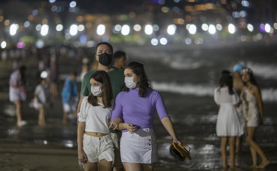 El mundo celebró su segundo Año Nuevo ensombrecido por la pandemia