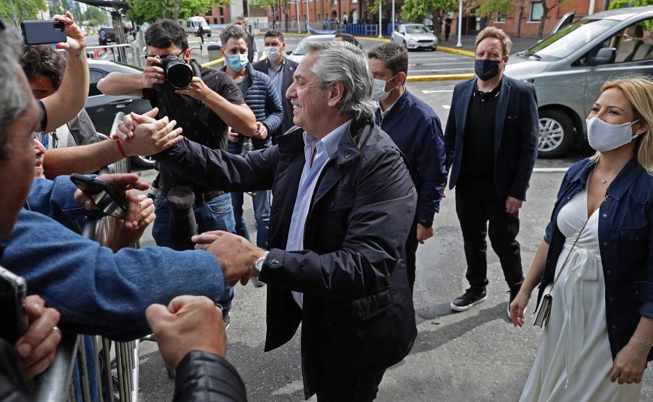 Argentinos votan en parlamentarias cruciales para el gobierno de Fernández