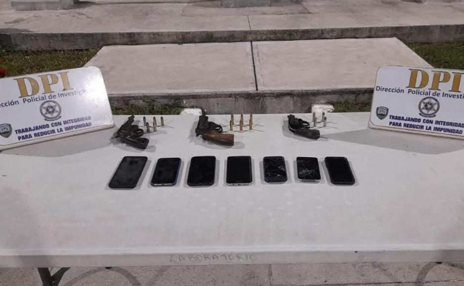 Armas y celulares decomisados al momento de capturar a los individuos.