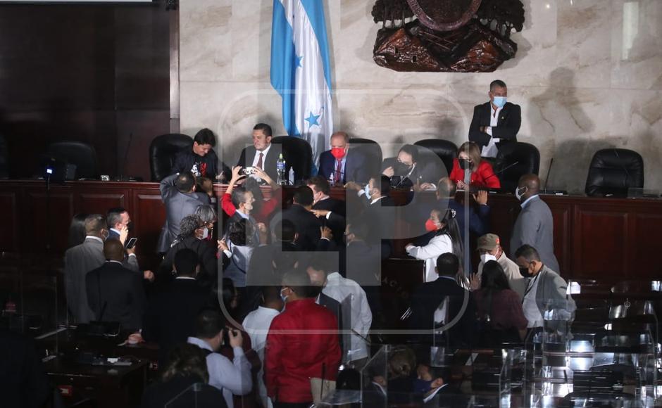 Momento en que elegían a Luis Redondo como presidente del Congreso Nacional; alternamente juramentaban a Jorge Cálix en Bosques de Zambrano.