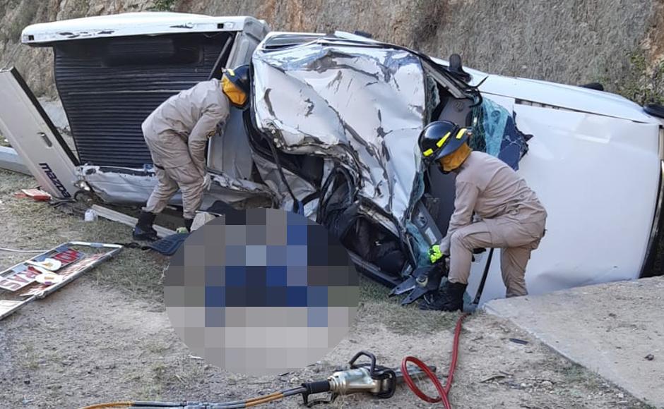 Los bomberos trabajaron aproximadamente tres horas en el lugar del accidente.