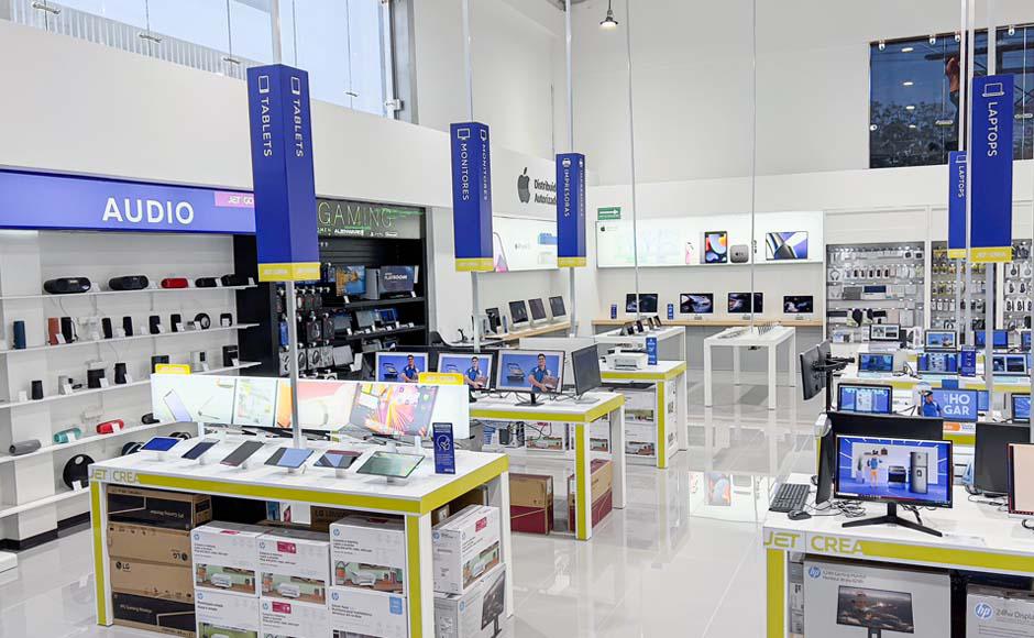 Los clientes pueden interactuar con los productos en una amplia y cómoda sala de exhibición.